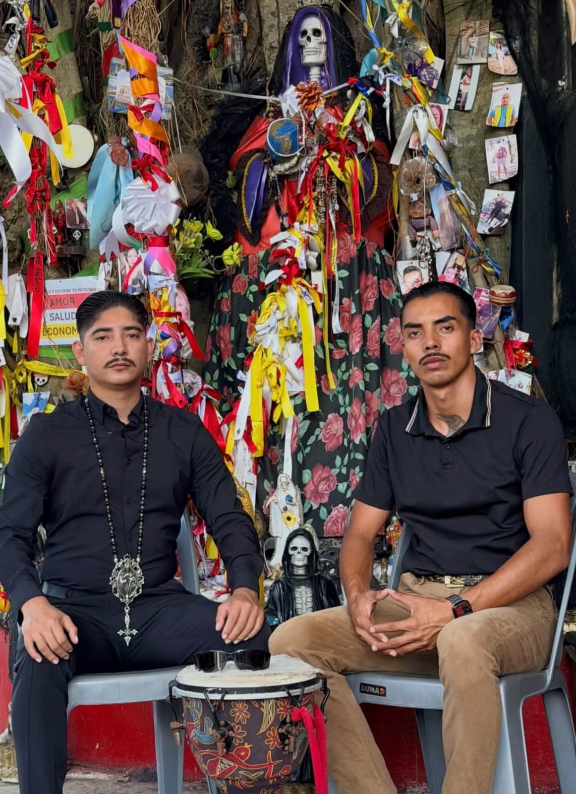 Unicornio Negro y Cuervo Negro en un santuario tradicional