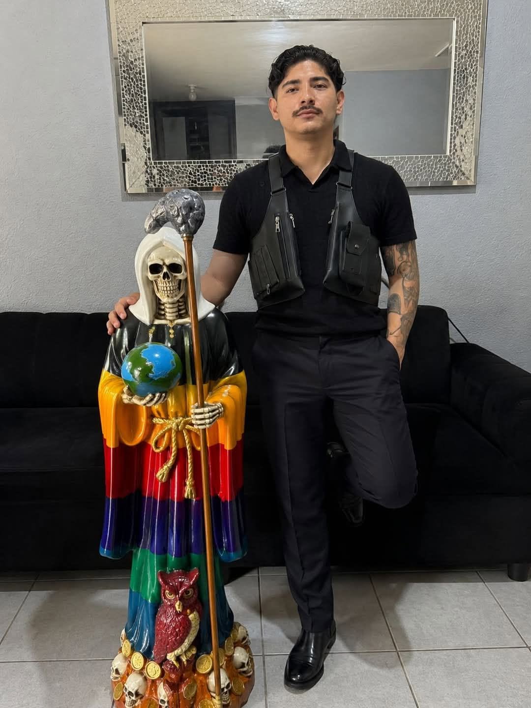 Maestro junto a una figura de la Santa Muerte