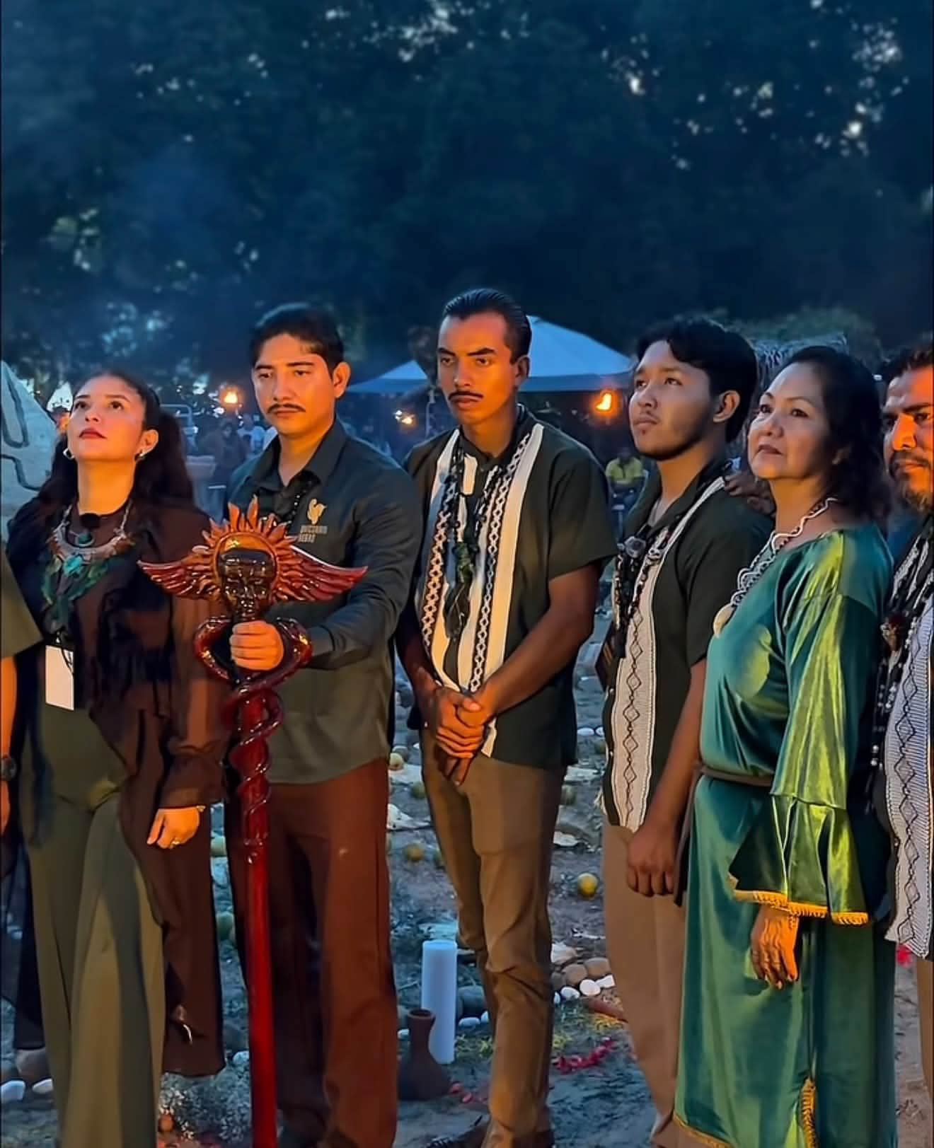 Maestros y participantes durante una ceremonia nocturna