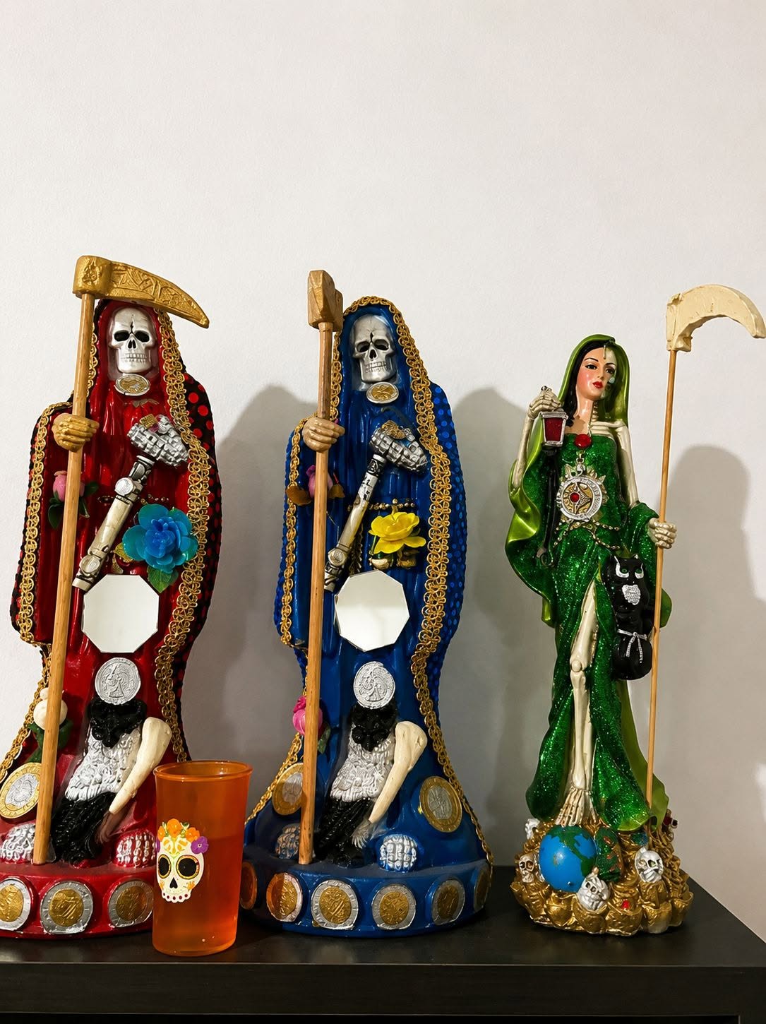 Figuras ceremoniales de distintos colores
