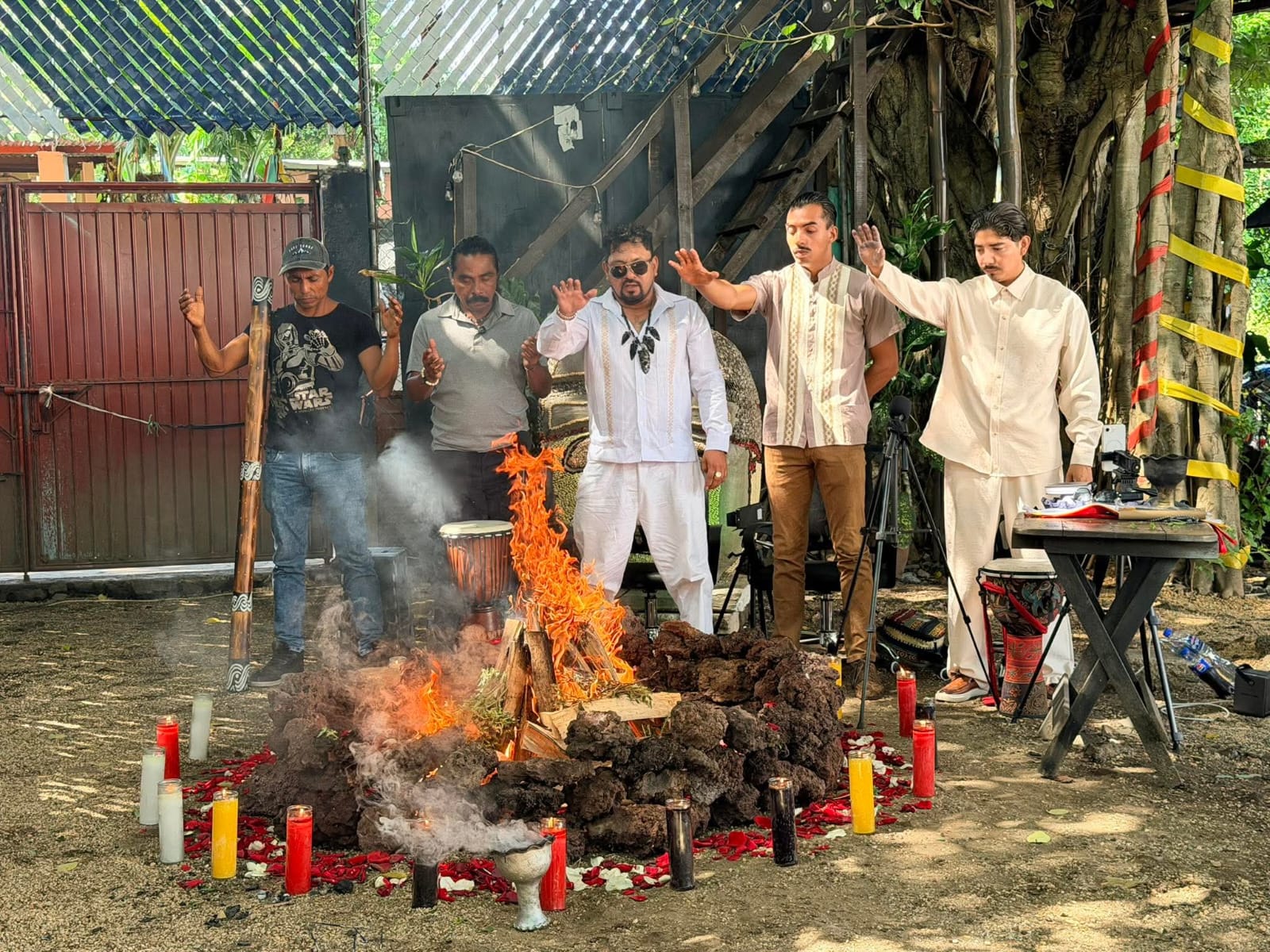 Ceremonia espiritual alrededor del fuego